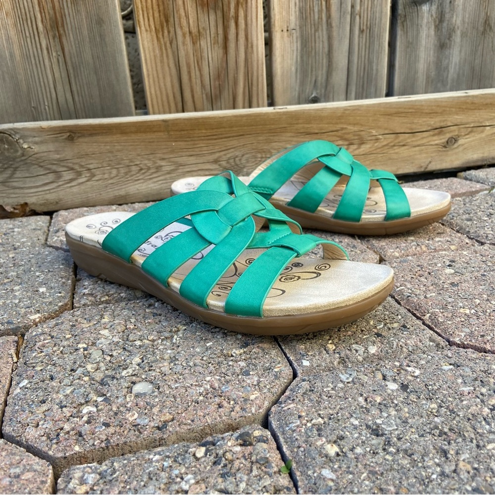 Bare Traps Jessica women green leather scrappy sandals. Size 7M. Used.